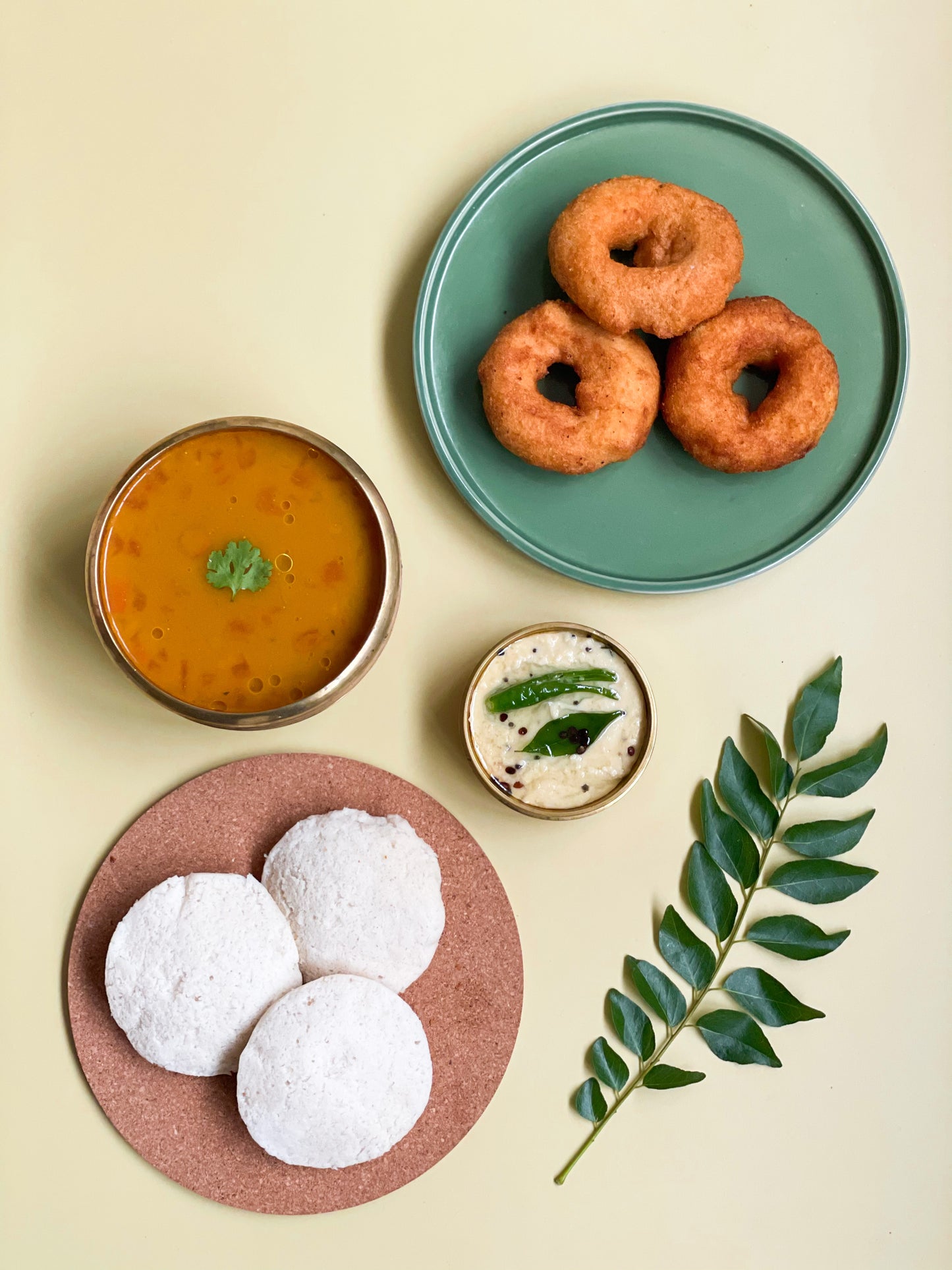 Idli - Dosa Combo (Idli, dosa, coconut chutney, sambar, molgapodi)